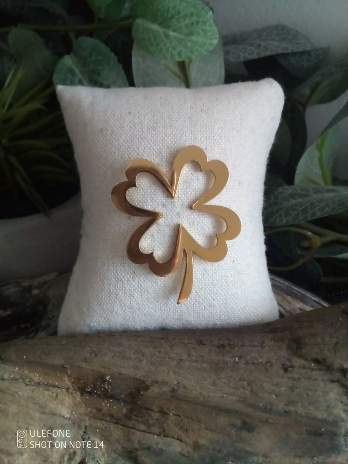 Broche pin's porte bonheur trèfle à 4 feuilles acier doré – photo 2